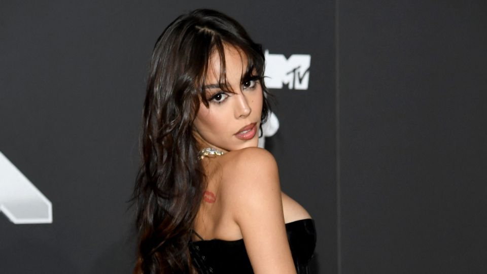 Danna Paola arrasa en los MTV VMAs 2024 con elegante look de látex y transparencias