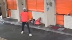 Un hombre apuñala a un indigente que está dormido en la calle y sale huyendo: VIDEO