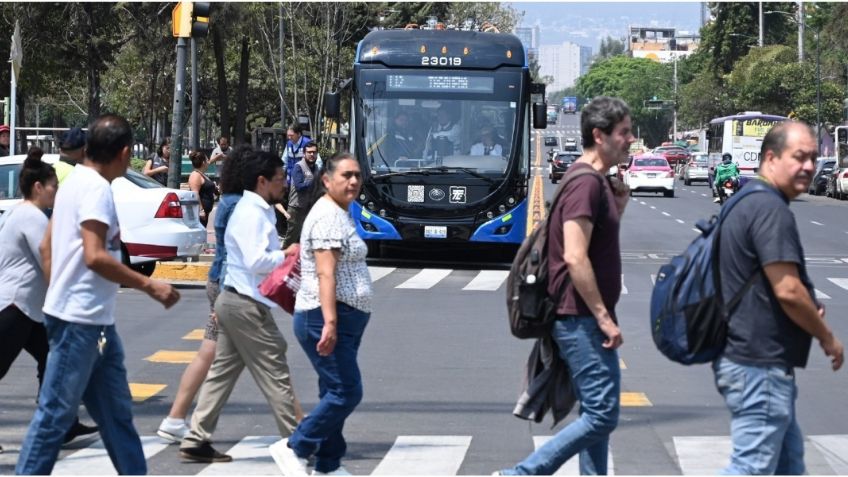 Trolebús choca contra automóvil en Eje Central y deja 2 heridos