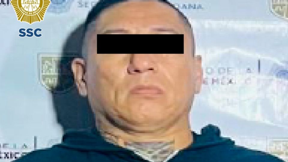 Un hombre, de 46 años de edad, a quien le aseguraron cientos de bolsas de plástico con droga fue detenido.