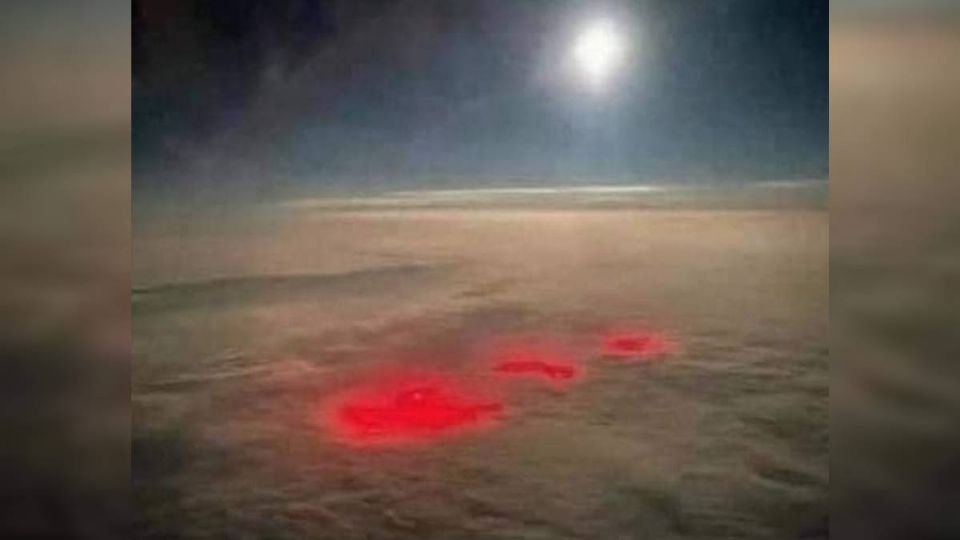 El resplandor rojo oculto en las nubes fue captado por un piloto.