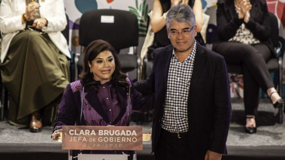 Tomas Pliego Calvo, secretario de Atención Ciudadana, junto a Clara Brugada, jefa de gobierno de la Ciudad de México electa.