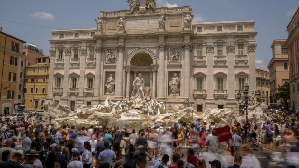 El monumento barroco es difícil de apreciar para turistas debido a las aglomeraciones.