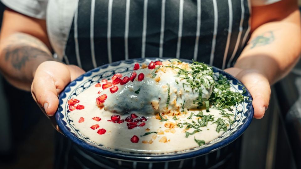 Este 15 de septiembre, los amantes de la comida se pueden deleitar con un chile en nogada vegetariano por sólo 150 pesos.