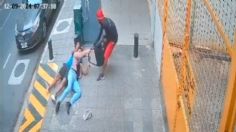 VIDEO: Asaltantes le aplican la “mataleón” a un joven en plena calle para robarle sus pertenencias