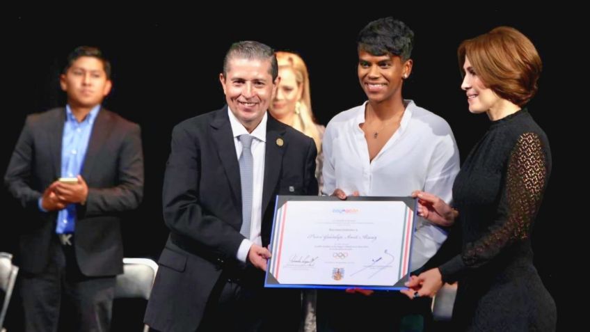 Giovani Gutiérrez recibe a Prisca Awiti, medallista olímpica