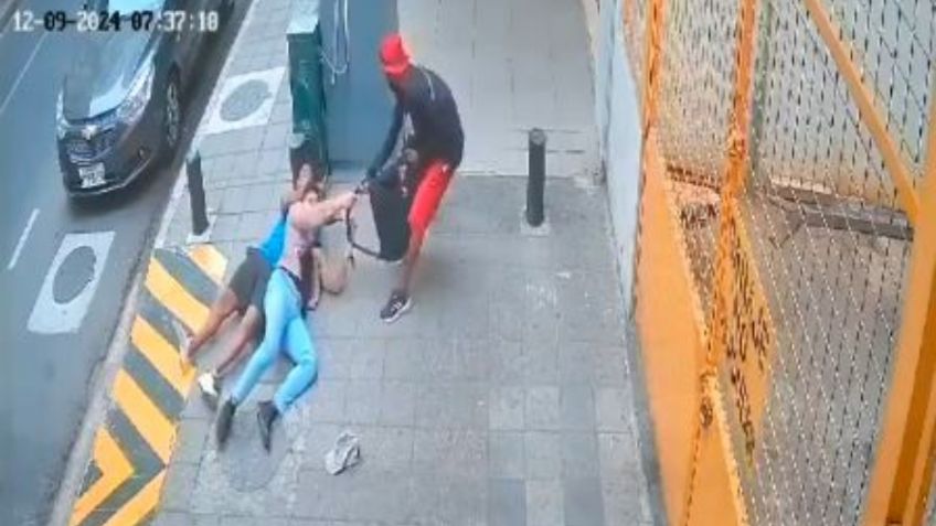 VIDEO: Asaltantes le aplican la “mataleón” a un joven en plena calle para robarle sus pertenencias