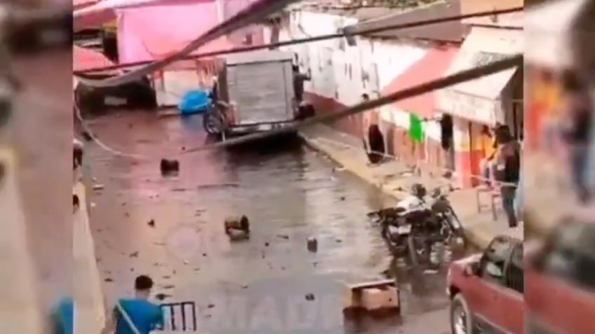 Tsunami de lodo y basura arrasa con puestos de un tianguis: VIDEO