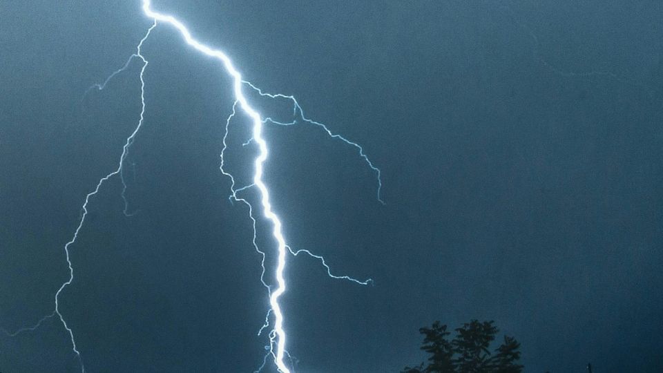 Un joven que fue impactado por un rayo mientras se graba bailando.