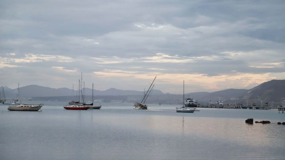 Por su parte, el Ayuntamiento de Hermosillo informó que desde las 12:00 de medio día de este viernes ya se determinó el cierre total de las playas de Bahía de Kino y toda la zona costera