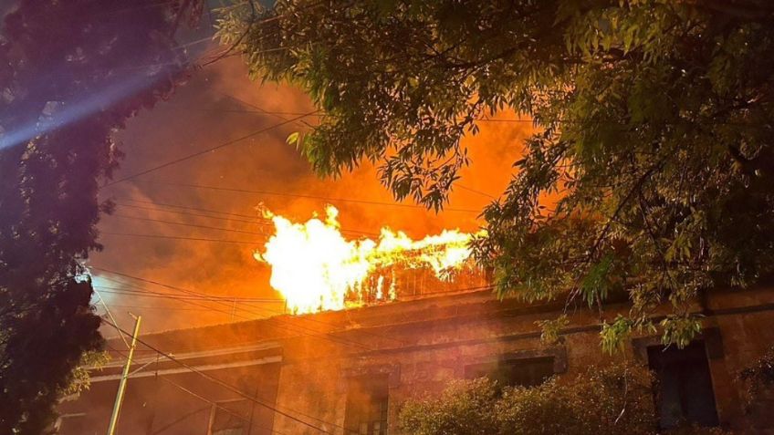 Fuerte incendio consume bodega de colonia Centro, comerciantes y bomberos intentan sofocar las llamas