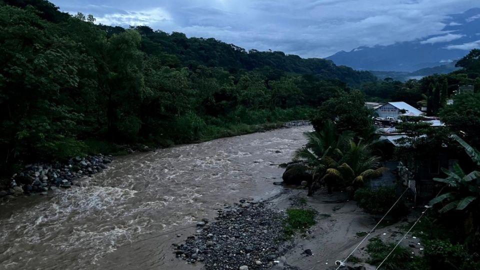 La creciente del río provocó la volcadura