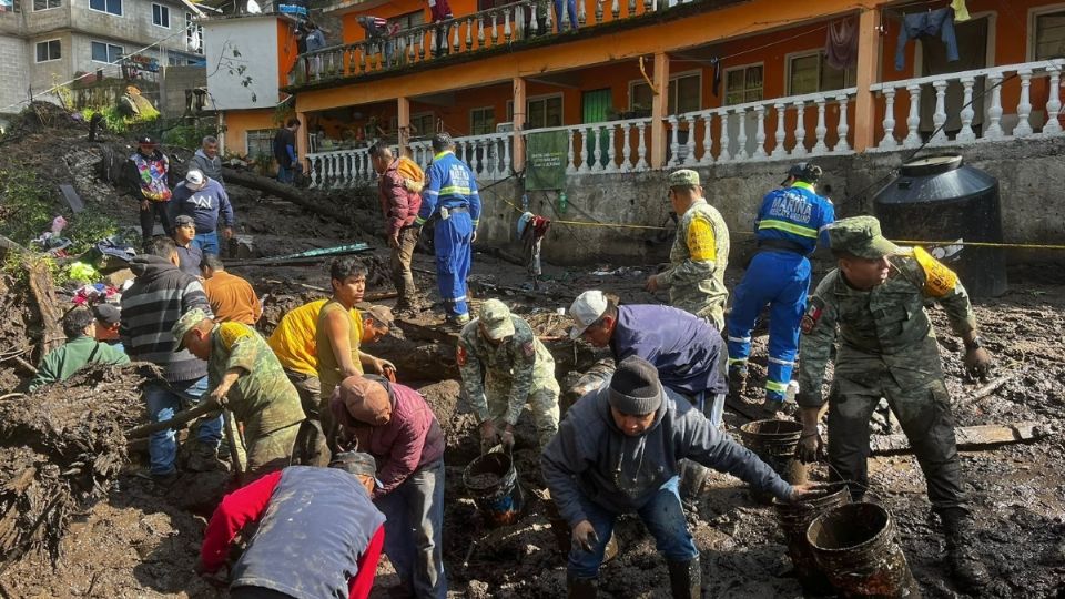 Debido al deslave ocurrido en Jilotzingo, Estado de México, se habilitaron dos albergues para recabar ropa y víveres para los afectados por el desgajamiento de un cerro.