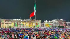 Con fuertes lluvias, los asistentes en el Zócalo esperan el grito de AMLO mientras el mariachi ameniza