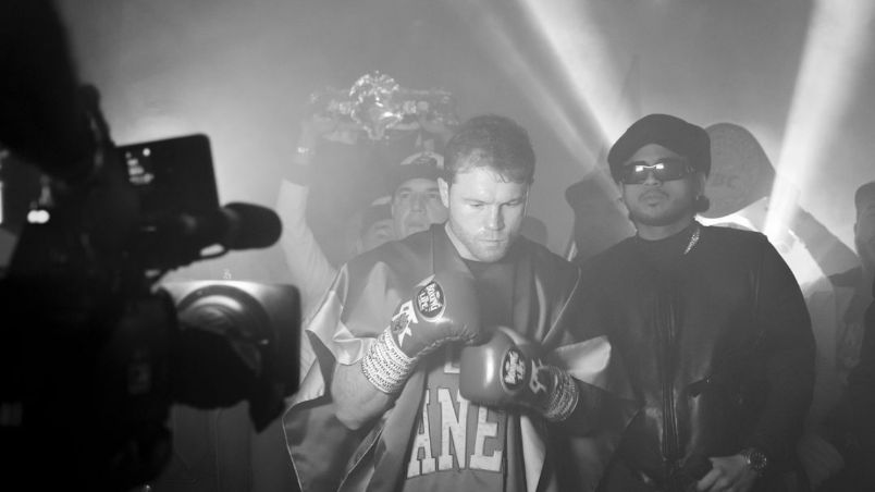 Canelo Álvarez y Fuerza Regida rumbo al ring en Las Vegas