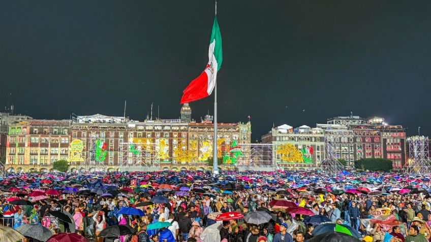 Con fuertes lluvias, los asistentes en el Zócalo esperan el grito de AMLO mientras el mariachi ameniza