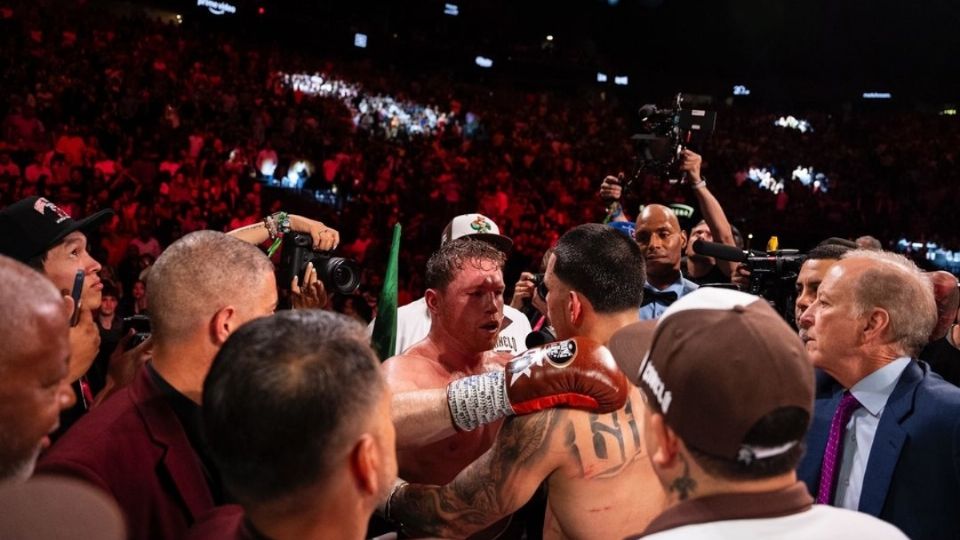 Canelo Álvarez y Edgar Berlanga se funden en un abrazo al terminar la pelea