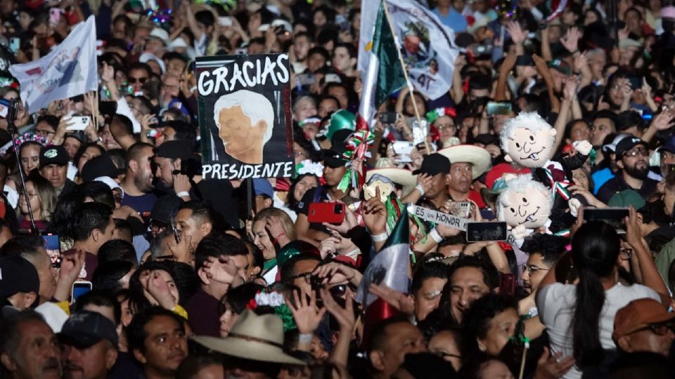 Los asistentes al Zócalo portaron imágenes alusivas al Presidente Andrés Manuel López Obrador.