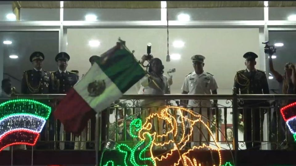 La edil morenista realizó el tradicional Grito de Independencia en el balcón del antiguo Ayuntamiento porteño en la plaza Juan N. Álvarez.