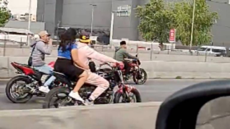 El motociclista al realizar la acrobacia en Periférico Norte