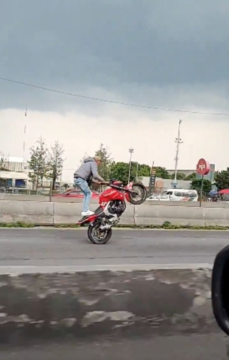 El motociclista al realizar la acrobacia en Periférico Norte