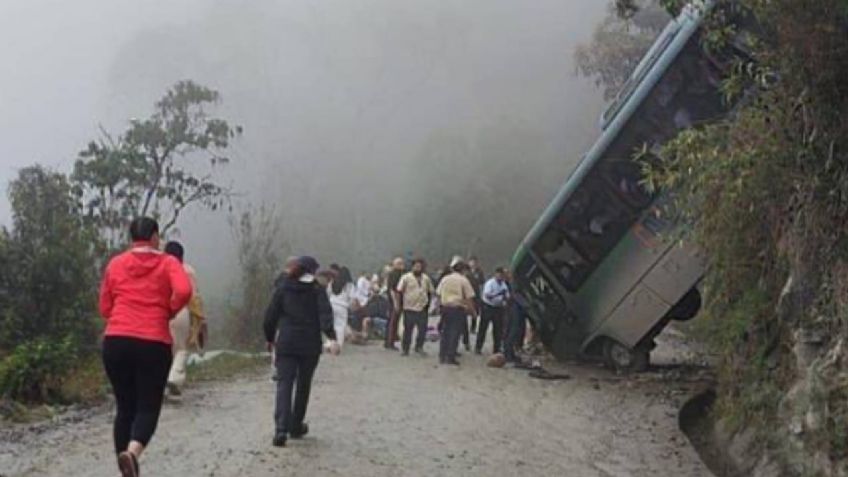 VIDEO: Autobús con turistas mexicanos se despista y cae a barranco; iban rumbo a Machu Picchu