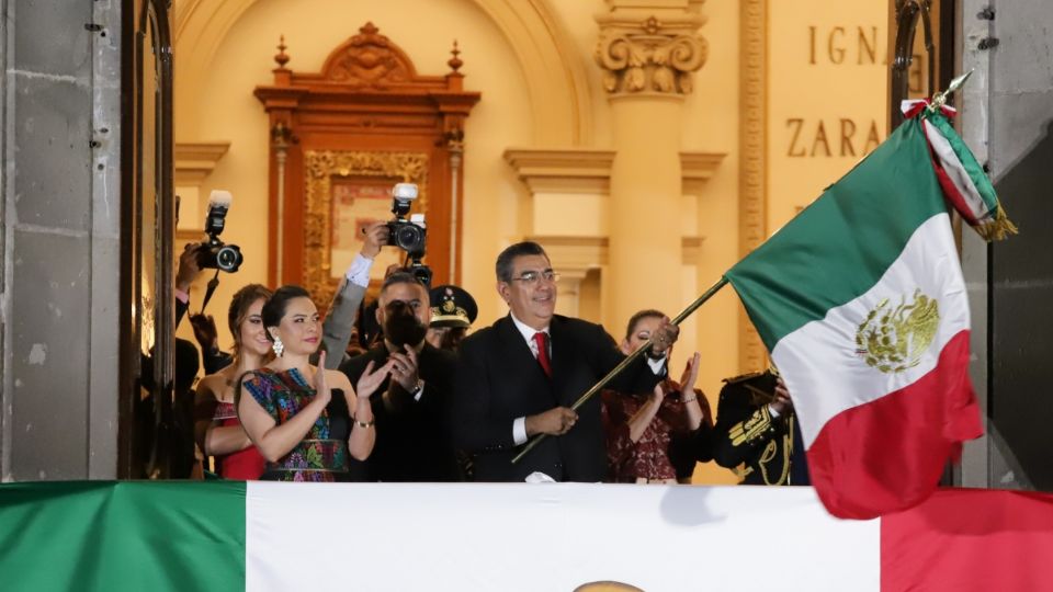 El gobernador de Puebla, Sergio Salomón, presidió la ceremonia del 214 Aniversario del Grito de Independencia