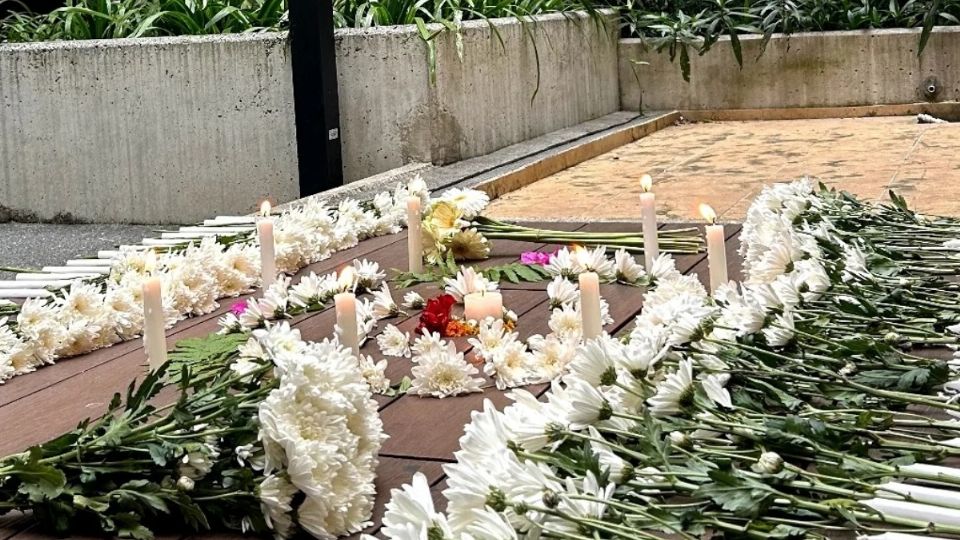 Compañeros y amigos de los jóvenes fallecidos han colocado una ofrenda de flores en su honor.