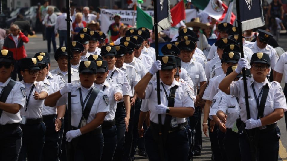 En el desfile participaron 5 bloques, iniciando con el personal de estructura de la alcaldía.