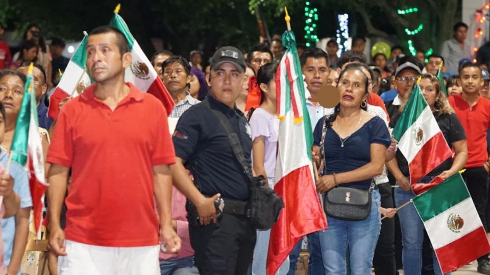 La gente volvió a la plaza pública para celebrar.