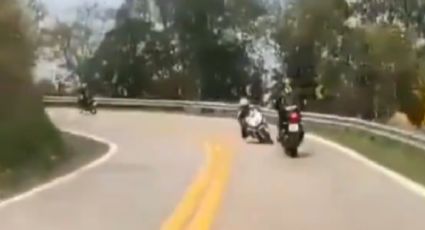 El terrible accidente de dos motociclistas que chocan por conducir a exceso de velocidad en una curva peligrosa: VIDEO