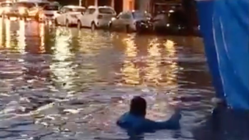 Hombre nada entre aguas negras tras colapsar drenaje por lluvias en SLP: VIDEO