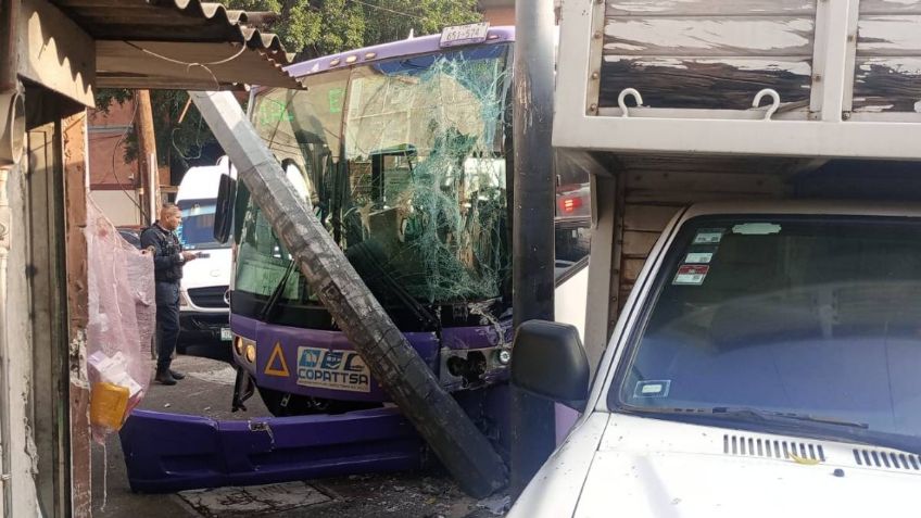 Tráiler impacta a autobús de pasajeros en Circuito Interior en CDMX; hay 19 lesionados