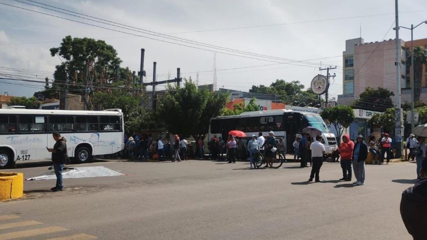 Docentes bloquean calles de Oaxaca: exigen el pago de 14 mil horas laboradas