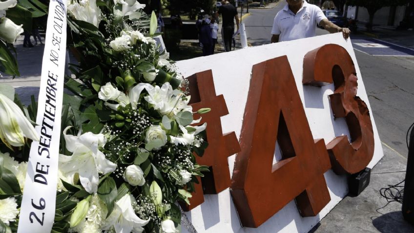 Incendian antimonumento dedicado a los 43 normalistas de Ayotzinapa