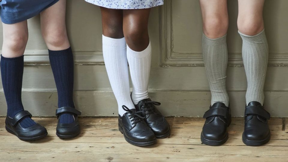 La niña usó sus gruesos zapatos para romper una ventana y escapar de la camioneta.