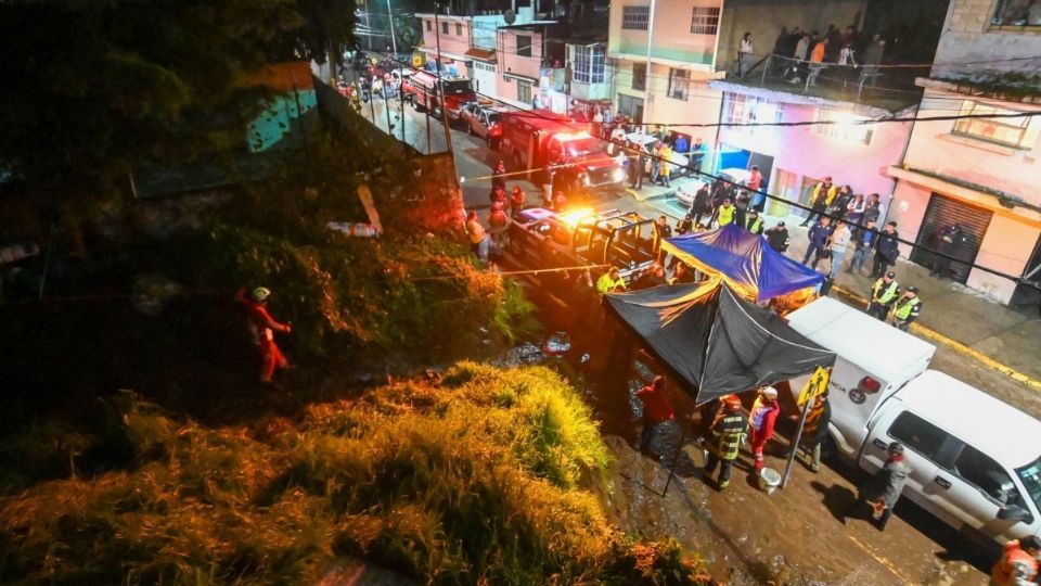 Cuerpos de rescate trabajan a marcha forzadas para buscar sobrevivientes del deslave provocado por las lluvias en la colonia La Raquelito.