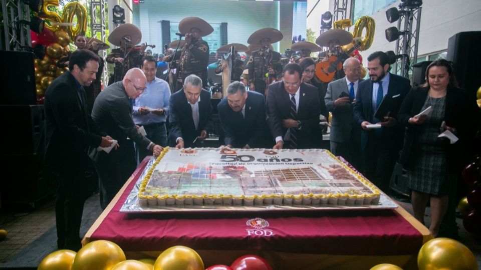 El Rector reconoció a los fundadores del plantel universitario y a profesionales del deporte.