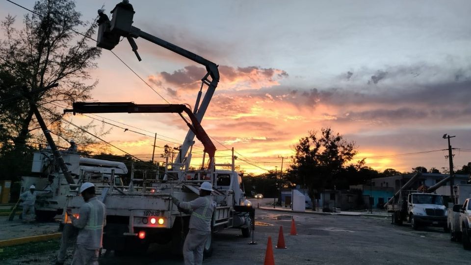 Trabajadores de la CFE atienden una falla al suministro, en una fotografía de archivo.