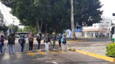 Normalistas retienen autobuses y bloquean calle en Oaxaca