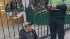 Fingía ser cojo para causar lastima y pedir limosna, la policía lo cacha y se va caminando: VIDEO