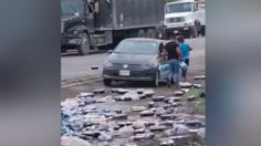 "¡Ratas!": vuelca tráiler de refrescos en carretera de Nuevo León y ciudadanos rapiñan la mercancía | VIDEO