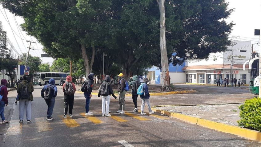 Normalistas retienen autobuses y bloquean calle en Oaxaca