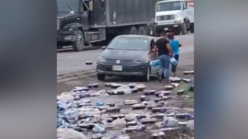 "¡Ratas!": vuelca tráiler de refrescos en carretera de Nuevo León y ciudadanos rapiñan la mercancía | VIDEO