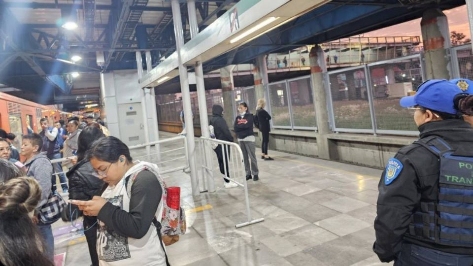 La Línea B del Metro presentó fallas en uno de los trenes.