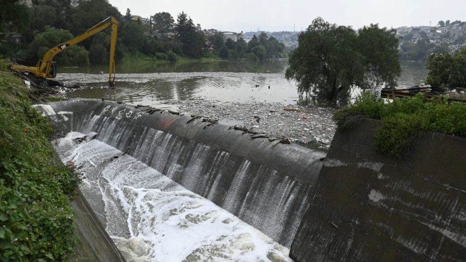 Autoridades municipales realizan el retiro de basura en la presa.