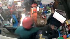 VIDEO: captan a dos hombres asaltar una tienda; amagan con navaja al vendedor