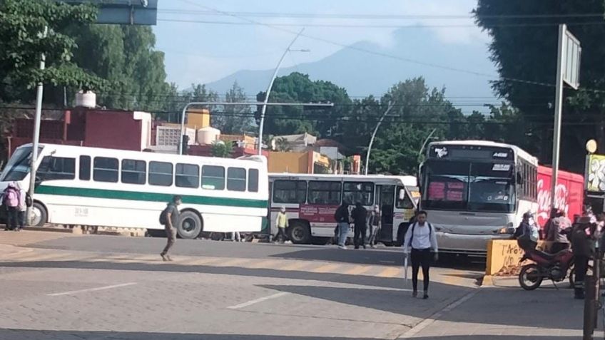 Normalistas secuestran autobuses del transporte urbano y roban refrescos en Oaxaca