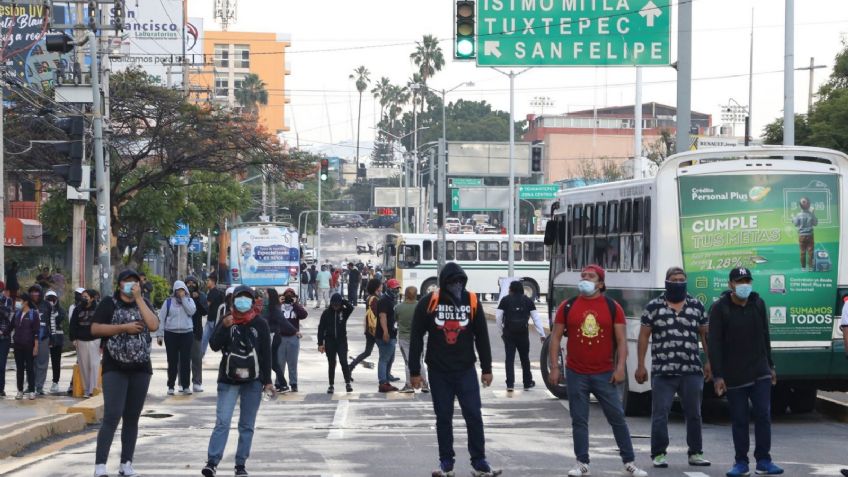 Desalojan a normalistas de Oaxaca