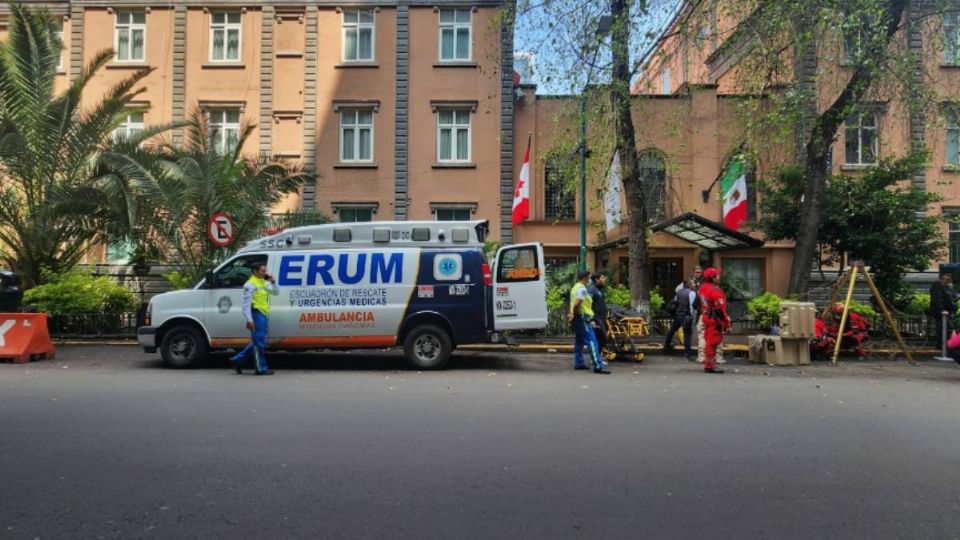 El ERUM llevó a cabo el hipotético rescate desde el piso tres del edificio.